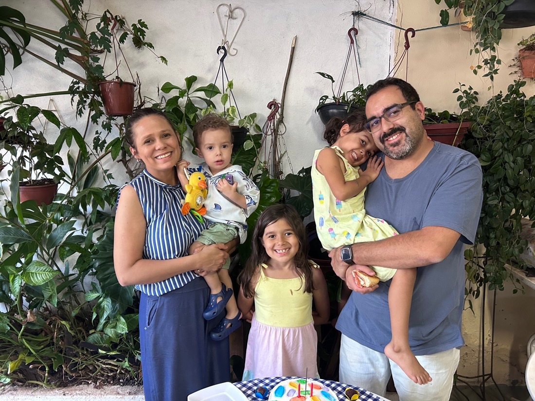 A família reunida em casa, entre plantas